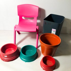 Lote anterior: Lote de 10 piezas: Silla infantil rosa, papelera gris, 3 maceteros y 5 platos para mascotas