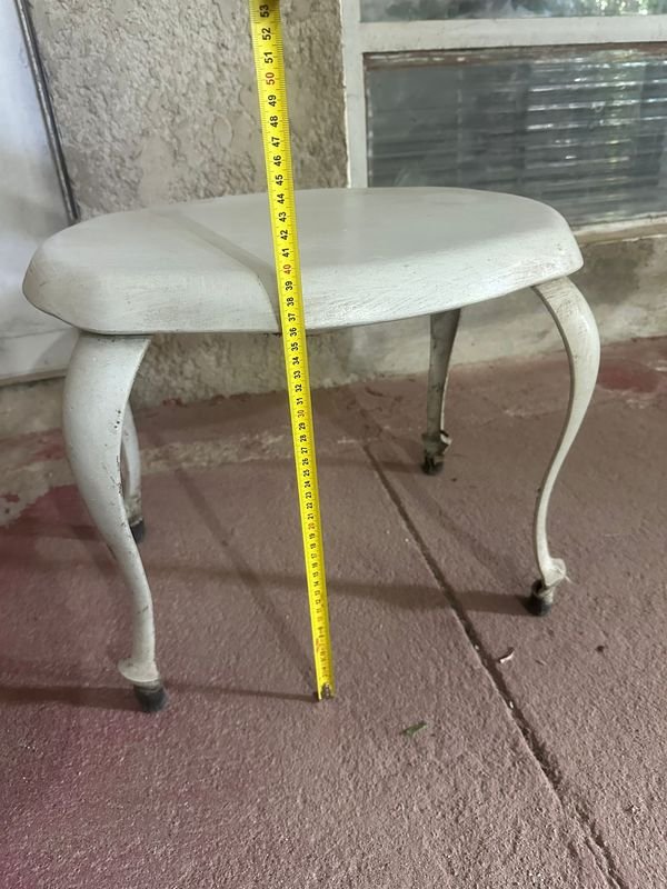 Taburete Vintage con Estilo y Características Únicas - imagen 4