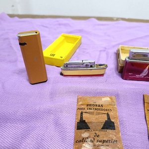 Lote de Encendedores Antiguos y Piedras para Encendedores - imagen 6