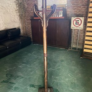 Perchero de Pie de Madera Oscura con Base Escalonada - imagen 4