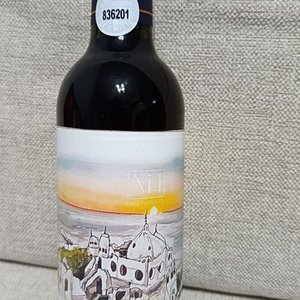 Lote siguiente: Vino Tinto con Etiqueta Ilustrada de Casa Pueblo