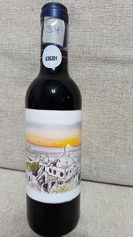 Vino Tinto con Etiqueta Ilustrada de Casa Pueblo