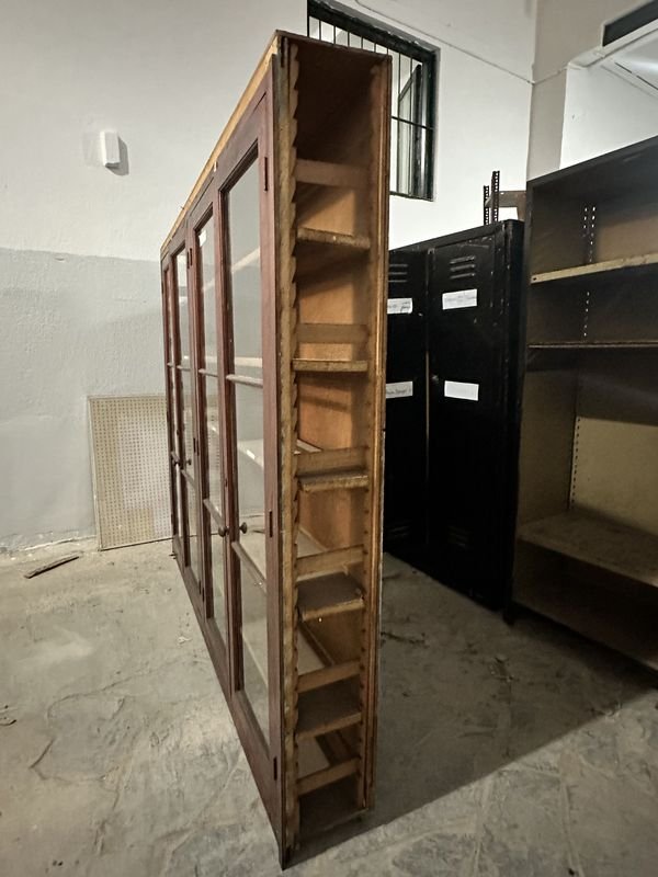 Lote siguiente: Librería de madera con puertas de cuatro