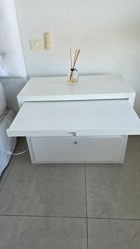 Mesa de luz con 2 cajones y bandeja, laqueado blanco - imagen 3