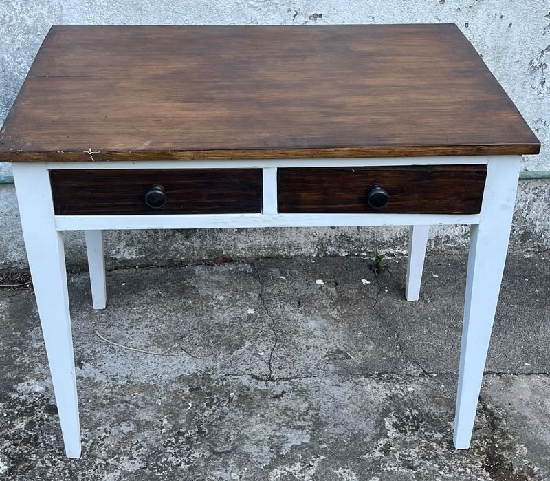 Lote anterior: Mesa de dos cajones en buen estado