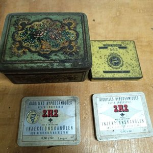 Lote siguiente: Lote de Cajas Metálicas Vintage y Cajitas de Agujas para Inyección