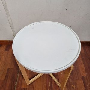 Mesa Auxiliar Redonda Blanca con Base de Madera Clara - imagen 2