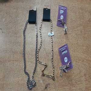 Lote siguiente: Conjunto de Collares y Anillo Estilo "Buckle" y "One"