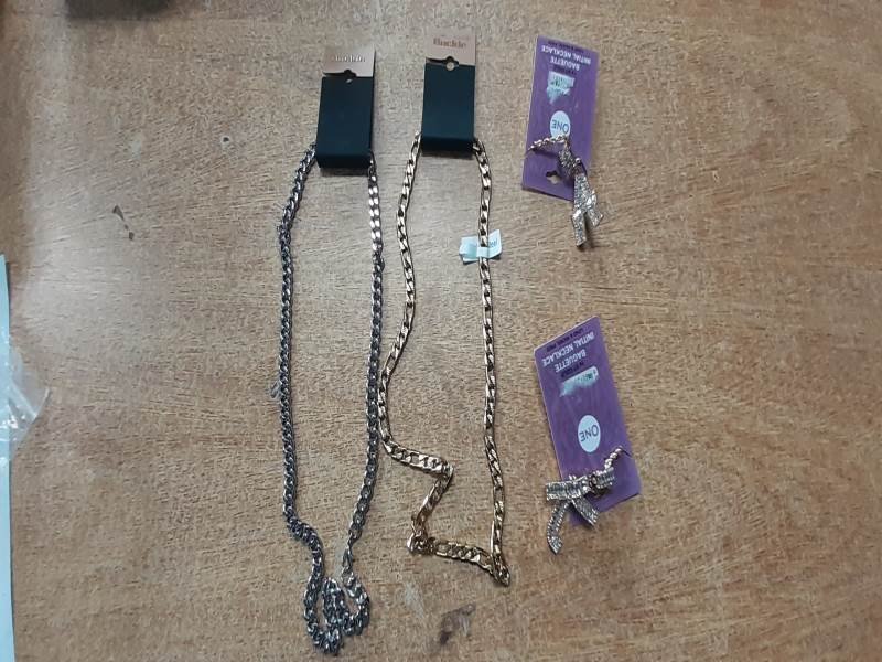 Conjunto de Collares y Anillo Estilo "Buckle" y "One"