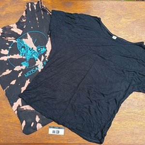 Lote de Ropa Femenina: Jeans con Tachas y Remeras Variadas - imagen 4
