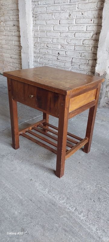 Mesa de madera con cajón y estante - imagen 2