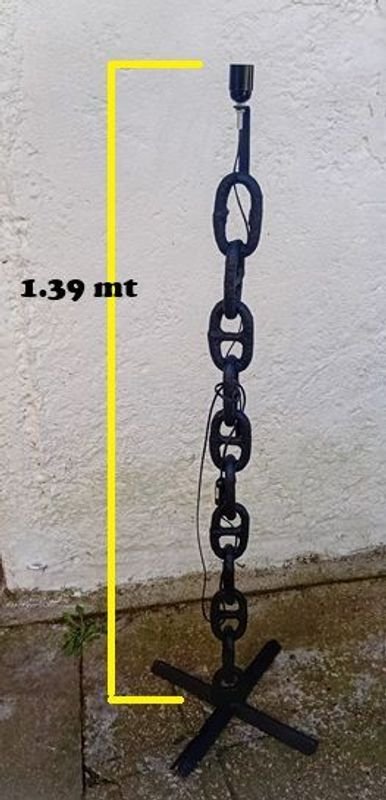 Lámpara de Pie Artesanal con Cadena de Barco Negra