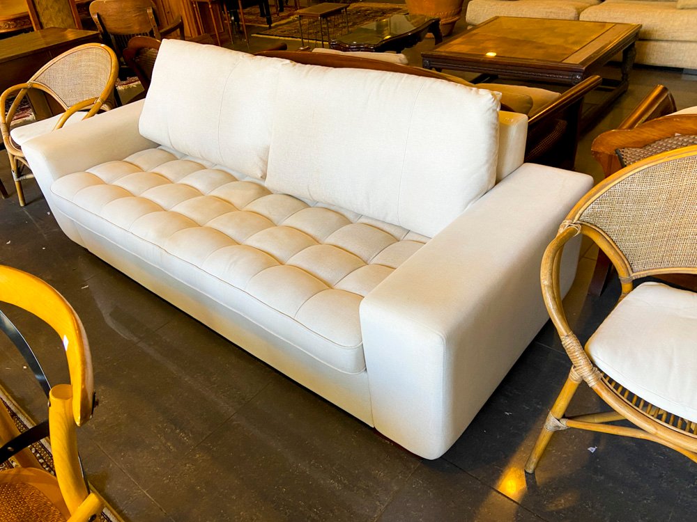 Sofá Blanco y Sillón de Ratán con Cojín