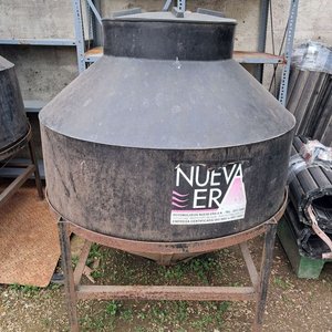 Lote anterior: Dos Tanques de Agua Negros Nueva Era con Base de Hierro
