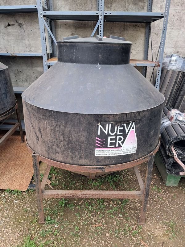 Dos Tanques de Agua Negros Nueva Era con Base de Hierro