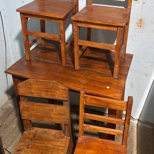 Lote anterior: Juego de Mesa y 4 Sillas de Madera Rústica