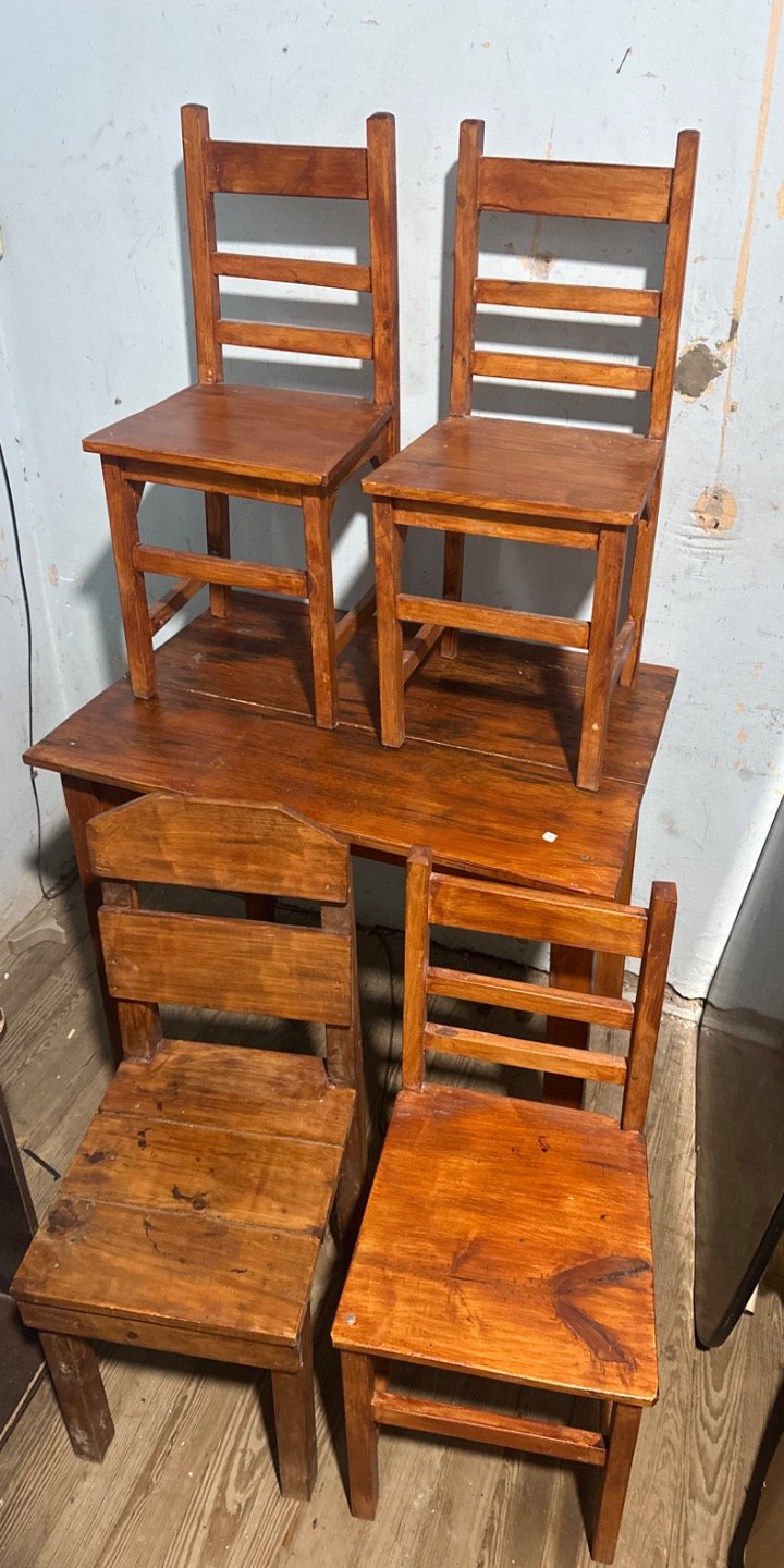 Juego de Mesa y 4 Sillas de Madera Rústica