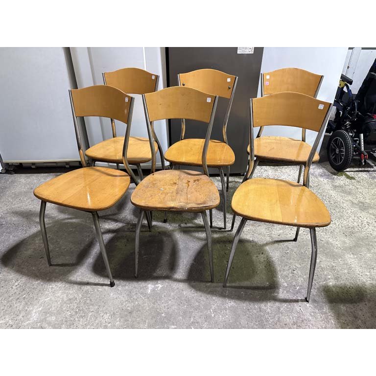Lote anterior: Sillas de madera con patas de hierro en condiciones aceptables