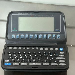 Lote siguiente: Organizador Personal Electrónico Remington Rand con Calculadora GAVAO