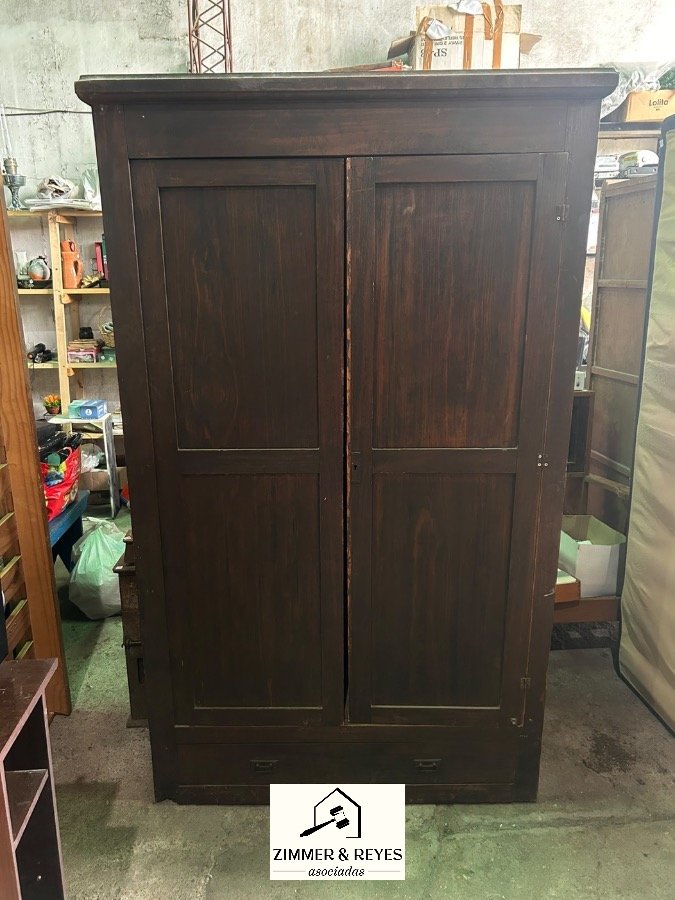 Ropero de Madera Oscura con Dos Puertas y Cajones Inferiores