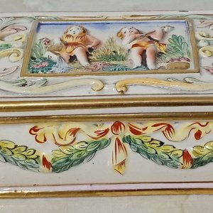 Cofre de Porcelana Capodimonte con Querubines y Detalles Dorados - imagen 4