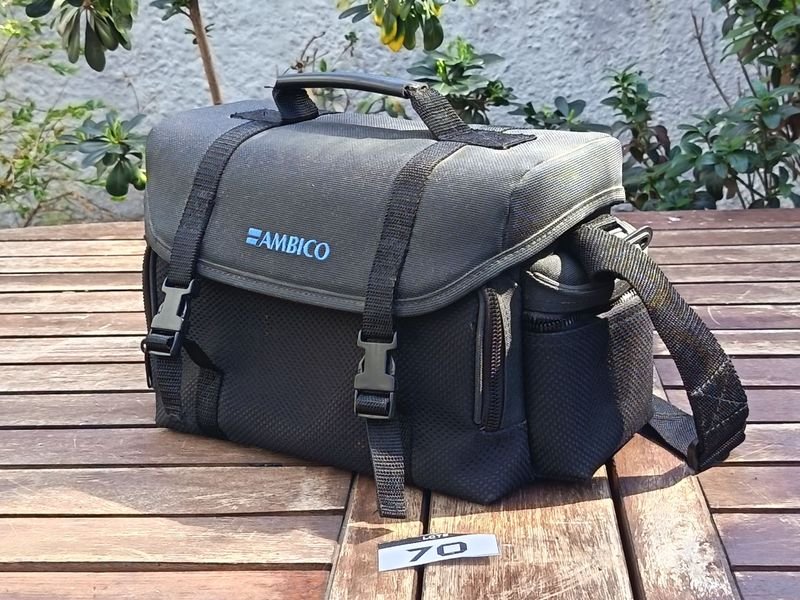 Bolso Acolchado Para Cámara o Equipo Audiovisual Marca ZAMKO, con Correa, Cierres y Divisiones Interiores - Con detalles de Uso