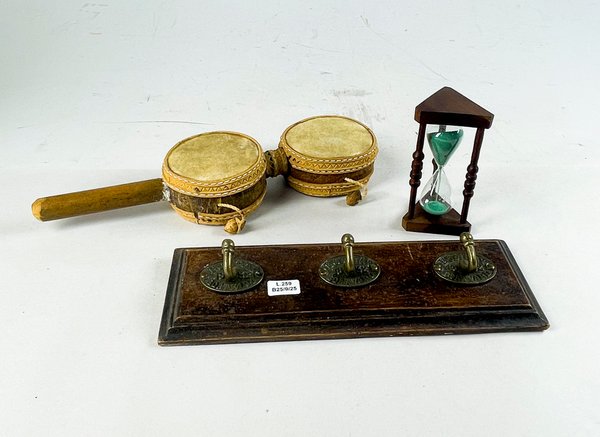 Lote anterior: Relojes de arena, percheros y instrumentos musicales para la venta