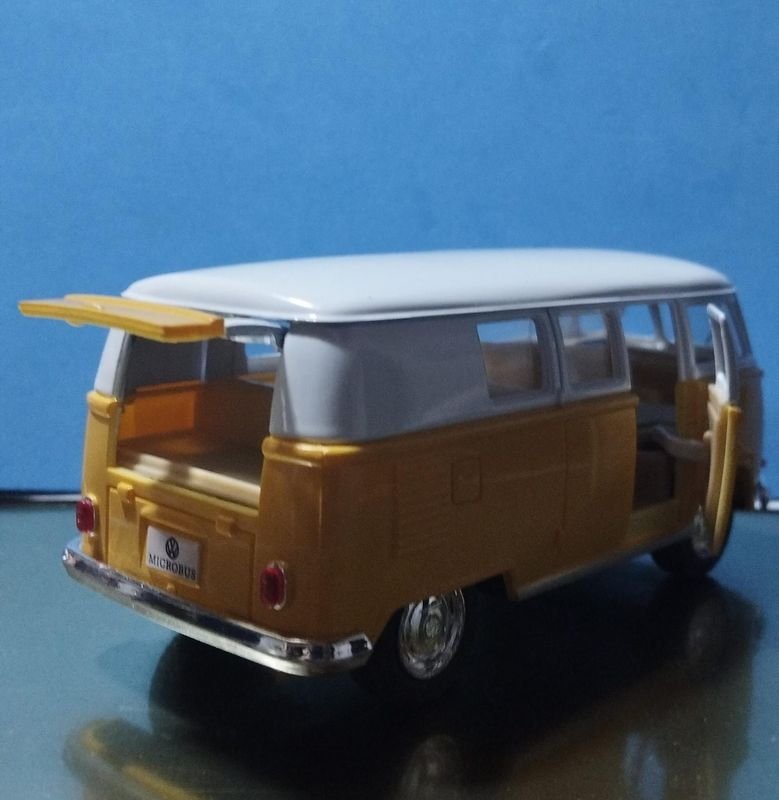 Modelo de Volkswagen Combi 1962 en escala 1/32 - imagen 4