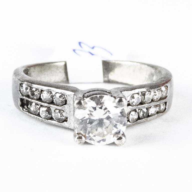 Lote siguiente: Anillo de plata con fantasia, faltante - Peso: 3,4gr