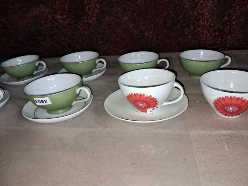 Tazas de té y platillos de porcelana - imagen 3