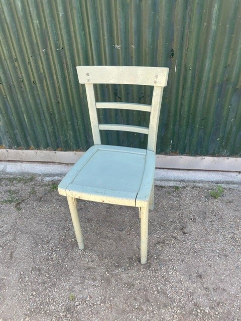 Lote siguiente: Silla de madera en buen estado