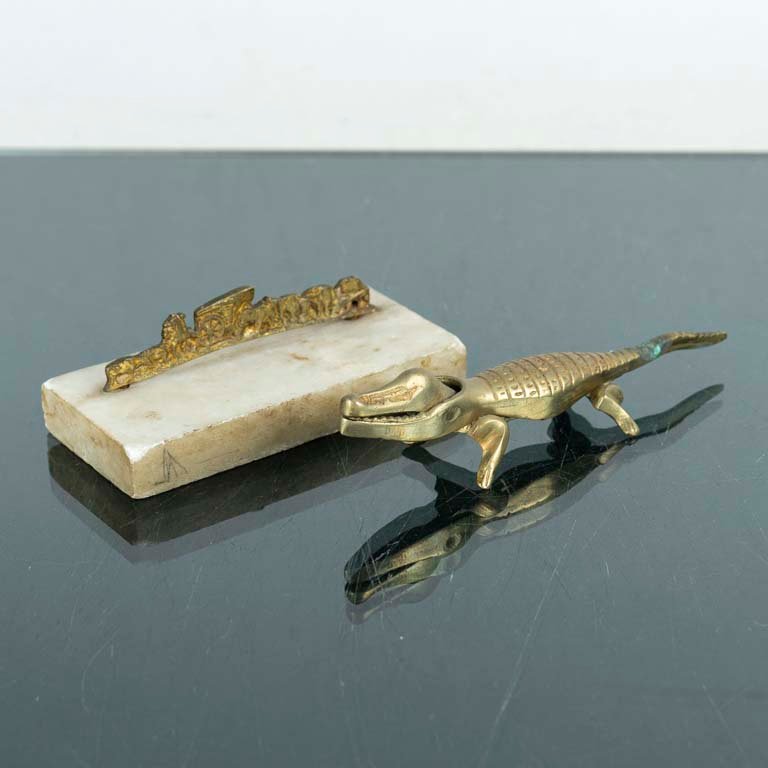 Lote anterior: Figuras de bronce y oro, rompe nueces y carreta