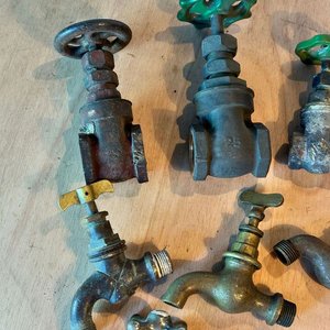 Gran lote de canillas y pases bronce, ideal artesanias percheros etc.. - imagen 5