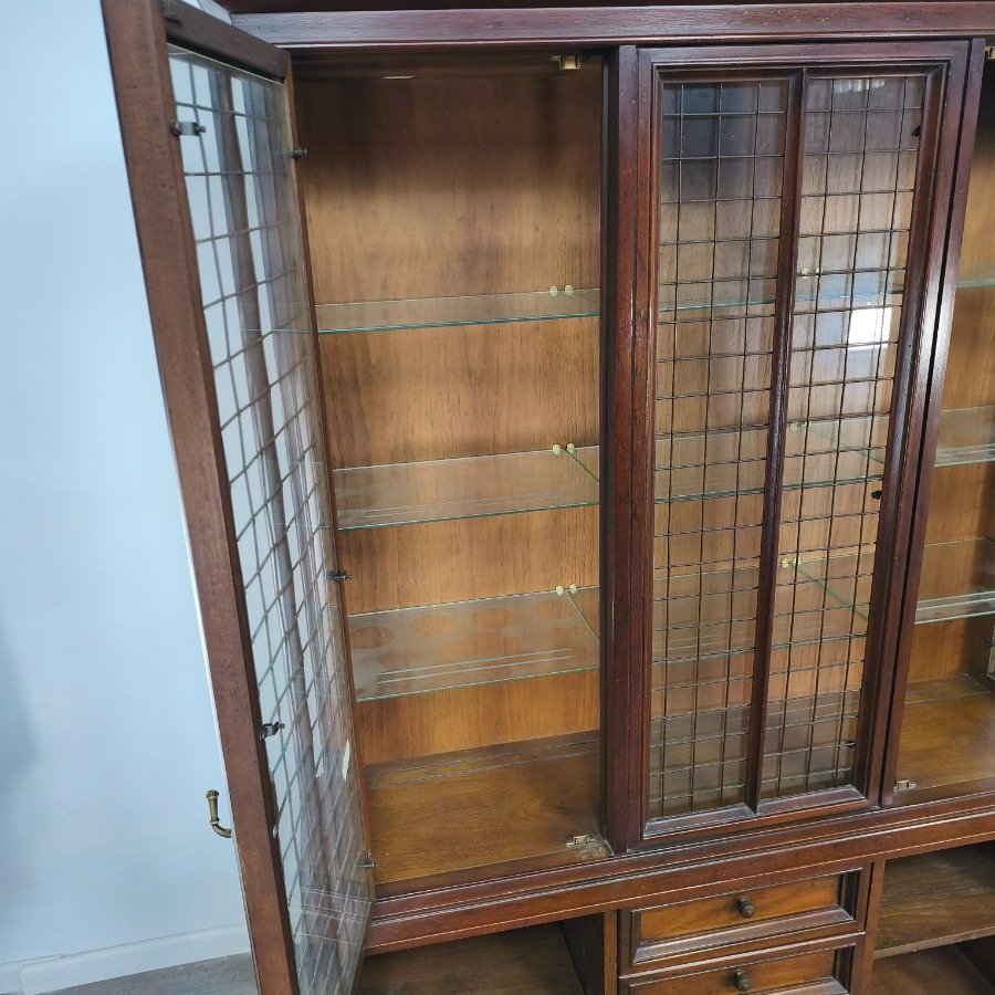 Muebles de Madera con Puertas de Vidrio y Estructura de Madera - imagen 19
