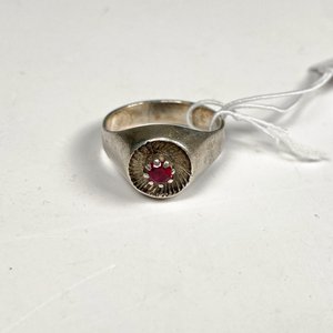 Anillo de Plata con Piedra Roja Estilo Clásico - imagen 3