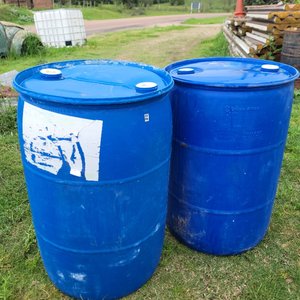 Lote siguiente: Dos Tanques Plásticos Azules de 200 Litros con Doble Tapa a Rosca