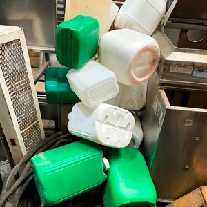 Lote de 23 Bidones Plásticos Blancos y Verdes - imagen 2