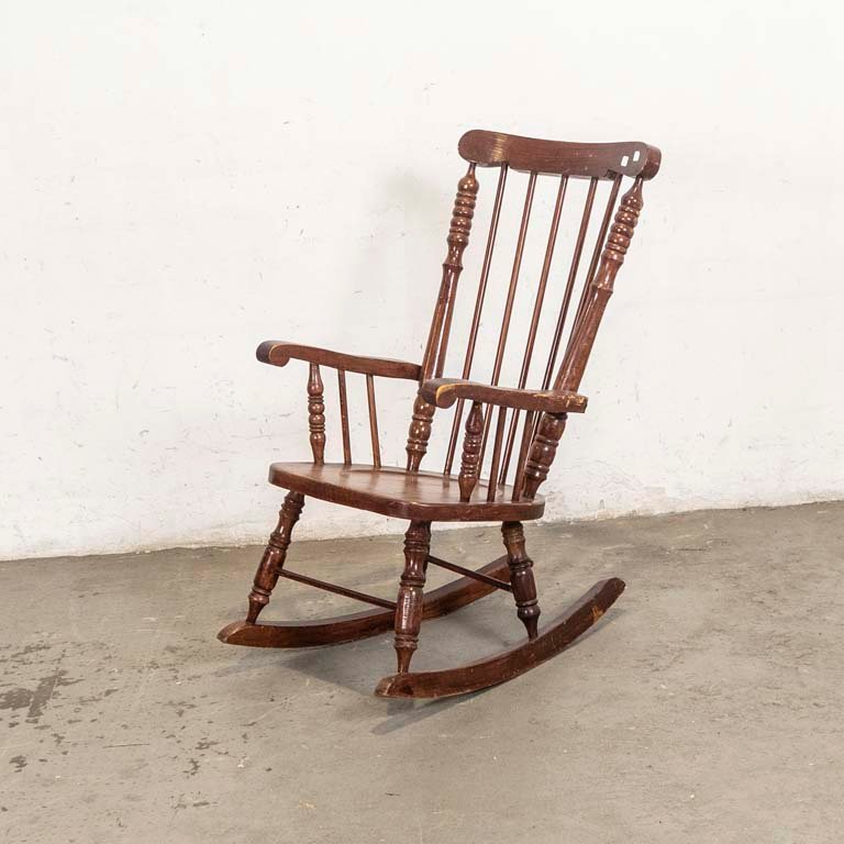 Lote anterior: Silla de madera estilo Windsor con detalles en el lustre