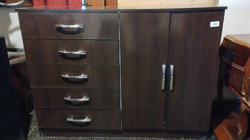 Cajonera de MDF con Puertas y Cinco Cajones