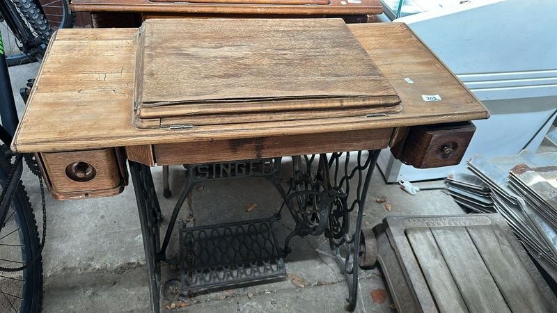 Lote siguiente: Máquina de coser Singer vintage