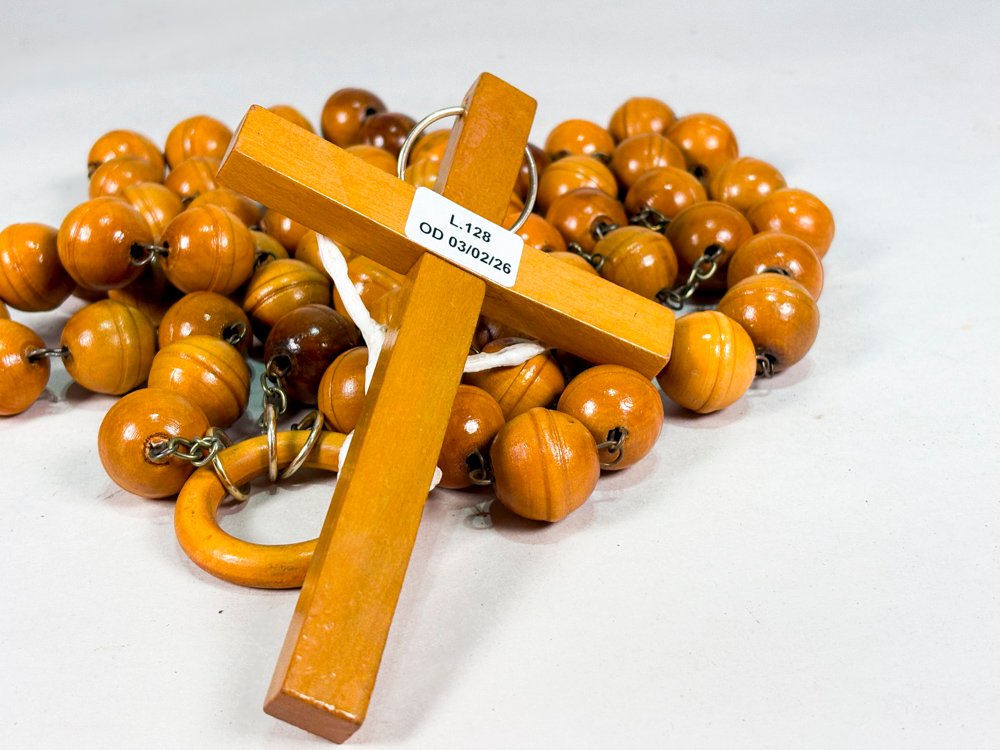 Rosario de madera con cruz y cuentas - imagen 2