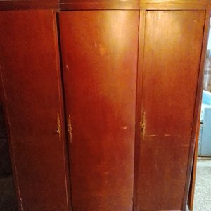 Lote anterior: Ropero de madera de 3 puertas