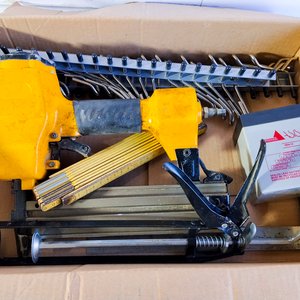 Lote siguiente: Clavadora Neumática, Metro Plegable, Pistola de Silicona y Batería 12V