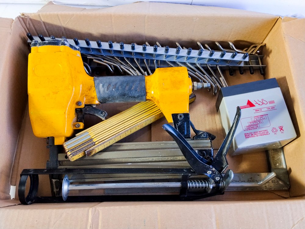 Clavadora Neumática, Metro Plegable, Pistola de Silicona y Batería 12V