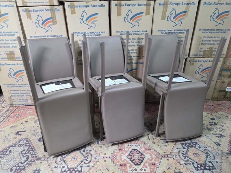 Seis Sillas Tapizadas en Gris