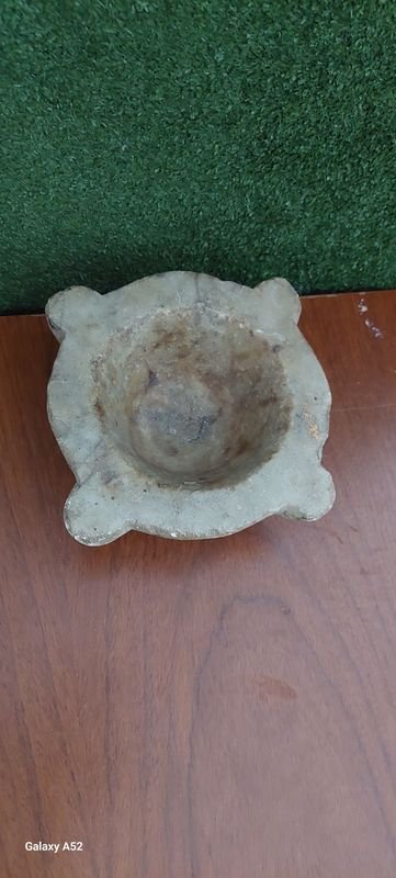 Mortero en marmol con manito para la cocina - imagen 3