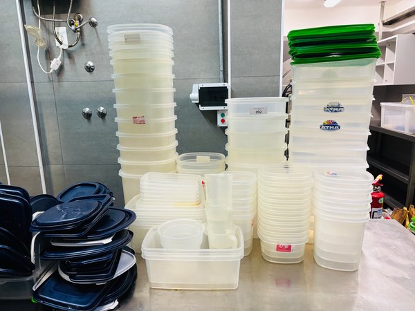 Set de Tupperware Plásticos con Tapa y Jarritas - 80 Unidades