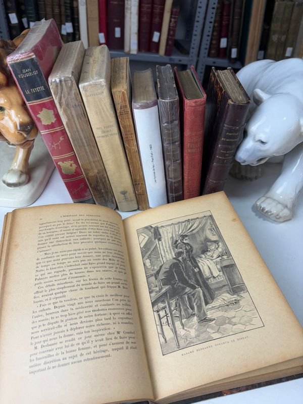 Libros antiguos con figuras y decoración - imagen 5