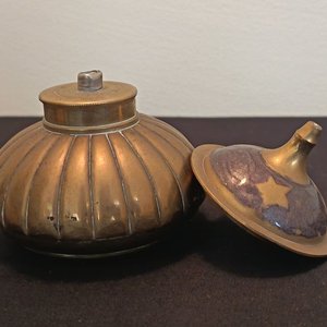 Lote de Piezas Antiguas: Jarro Cervecería, Cenicero, Campanilla y Cencerro Conmemorativo - imagen 4