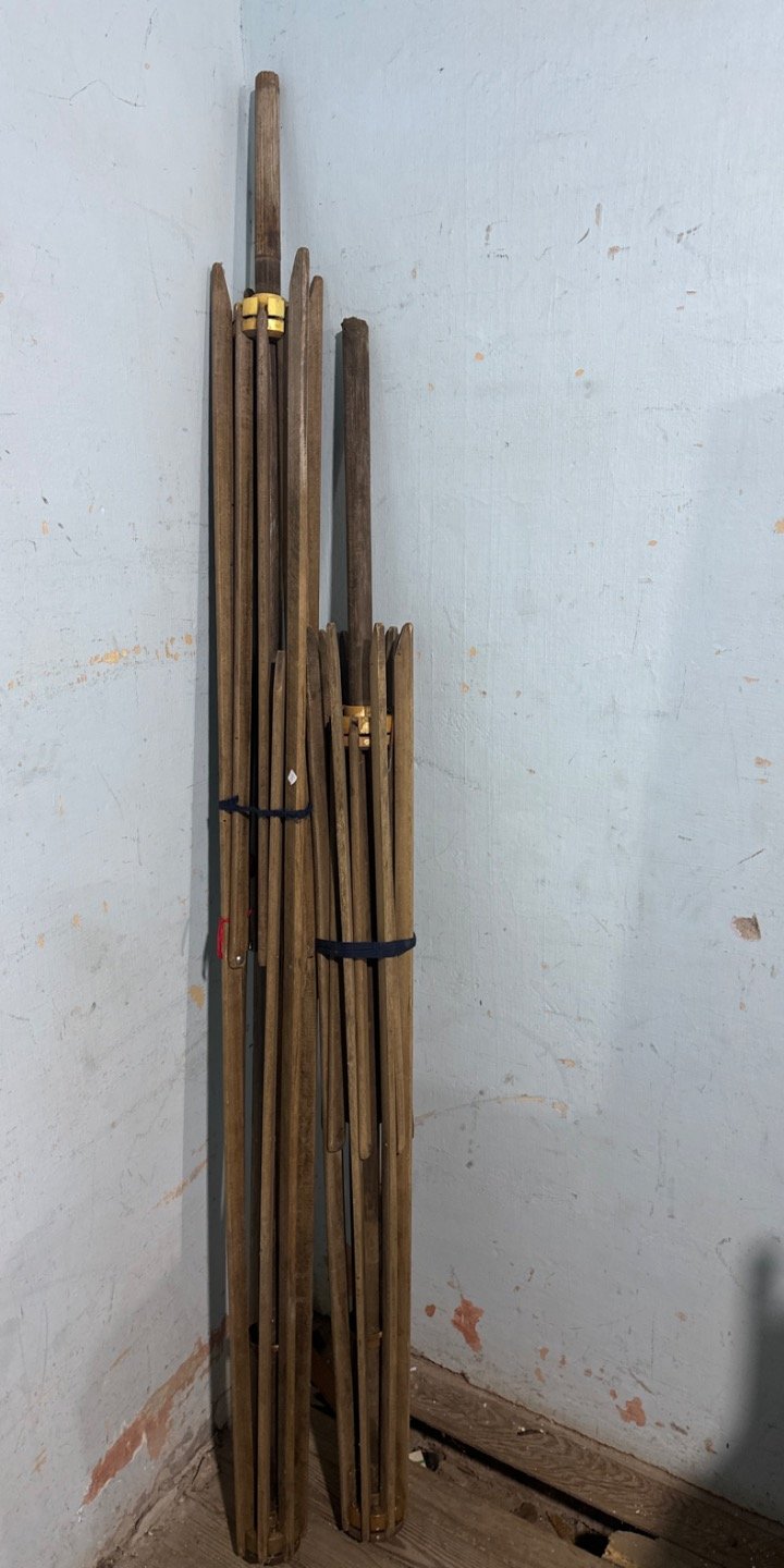Dos Armazones de Sombrilla de Madera
